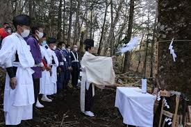 御柱祭 伐採.jpg